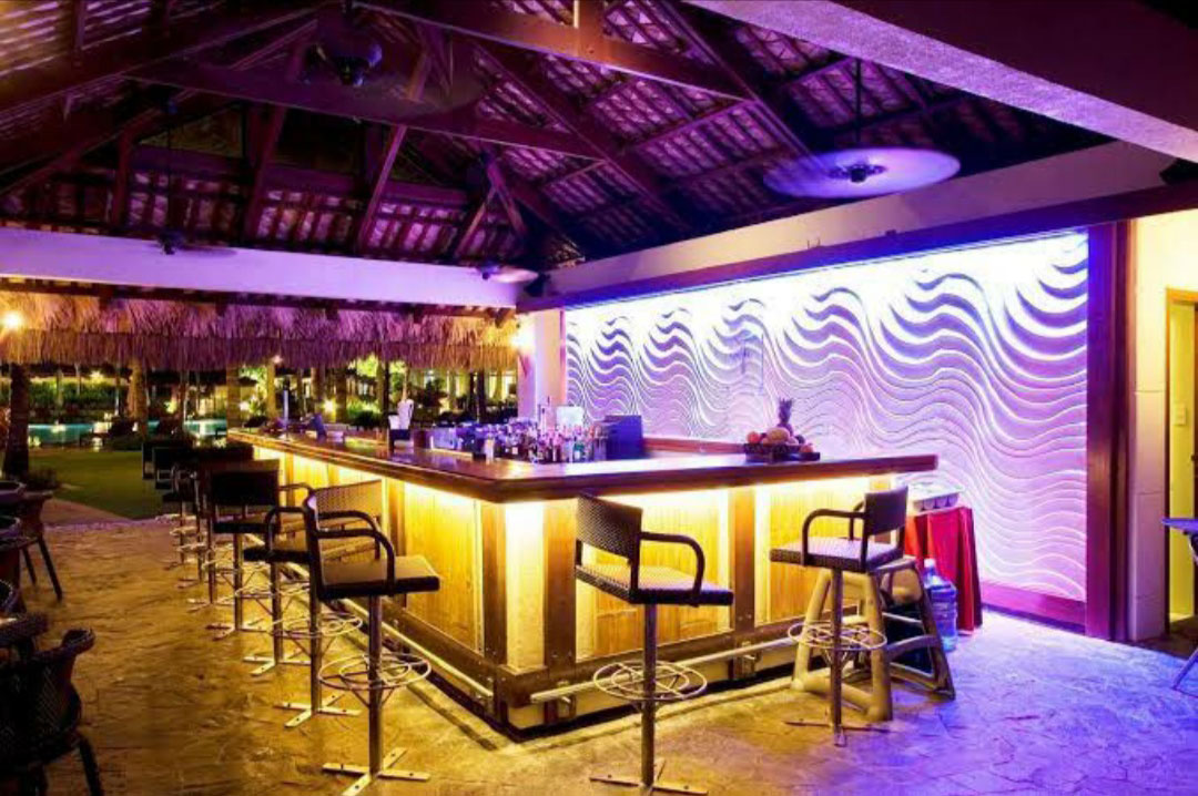 Bar and Restaurant | Crimson Resort and Spa Mactan